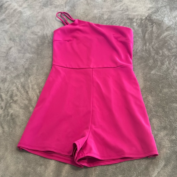 Lulu’s hot pink romper - Picture 1 of 3